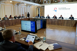 Жительницу Саратова осудили за смерть мужчины под покатившейся машиной